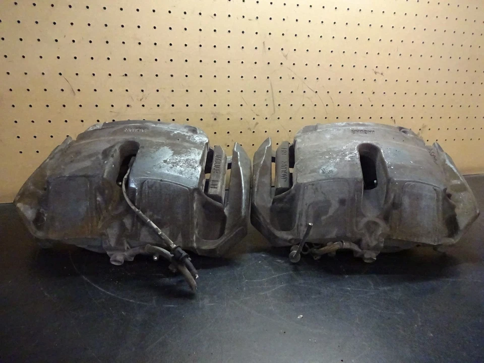 Jaguar XK 2011 pinza delantera del lado del conductor y del pasajero OEM Foto 2 de 4