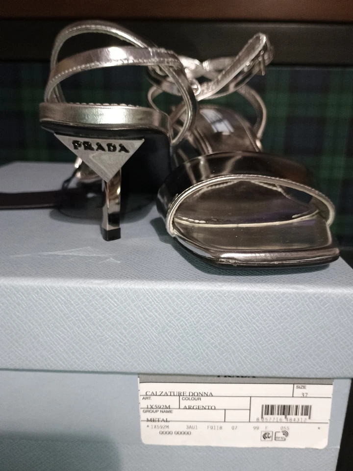 Prada Sandali Donna in Argento - Taglia 37 - Condizioni Eccellenti - Con Scatola - Immagine 2 di 4