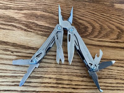 Leatherman Wingman Multitool with 14 tools Needle Nose pliers, wire cutter, etc.