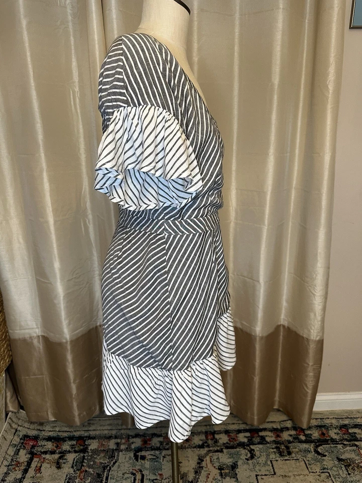 Mini vestido australiano Suboo para mujer gris a rayas cuello en V con volantes 12 EE. UU. 8 $525 Foto 4 de 4