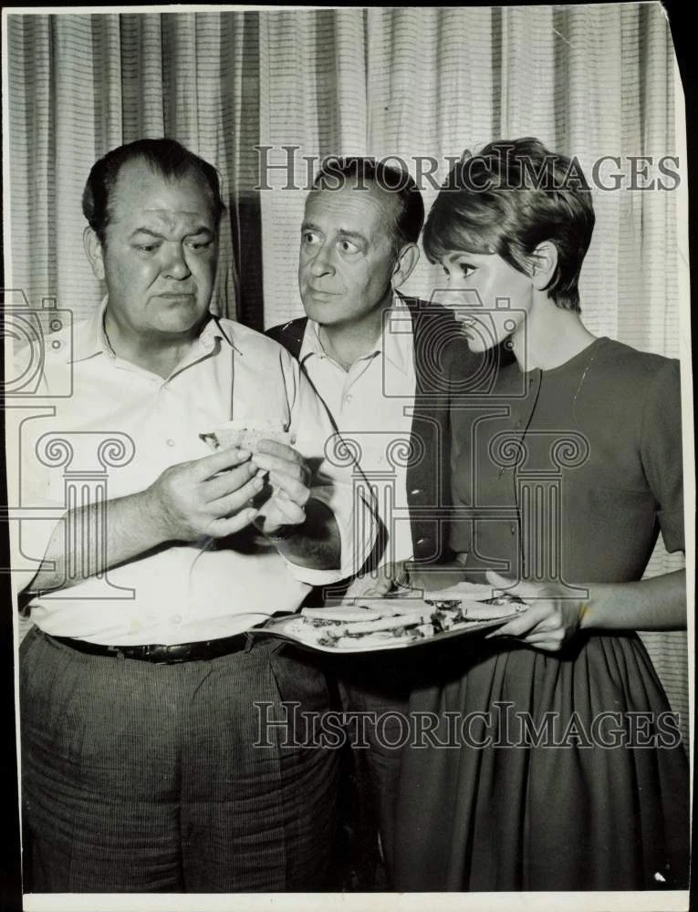 1963 Press Photo Eddie Foy Jr. and co-stars eat sandwiches at a party