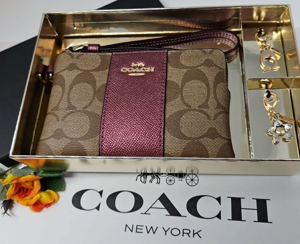 COACH ? NUOVO CON ETICHETTE Polso con cerniera angolare e 2 ciondoli set scatola vino metallizzata *AUTENTICO*