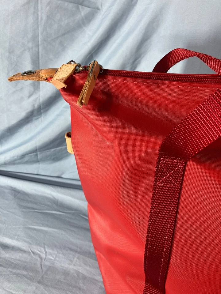 Bolso de Lona JON HART DESIGN Rojo Lona Recubierta 22" AJUSTE DE CUERO BRONCEADO Monograma Foto 4 de 4