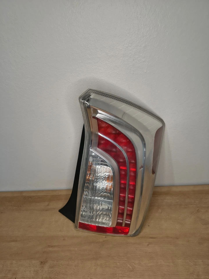 Luz trasera derecha del lado del pasajero para Toyota Prius 2012-2015 Foto 2 de 4