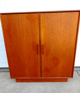 FANTASTIC TEAK DANISH MODERN, MID CENTURY MODERN TALL WARDROBE W/ 6 DRAWERS