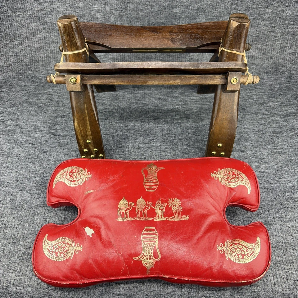 Sela de camelo vintage - Almofada vermelha com base de madeira - Decoração egípcia - Imagem 2 de 4