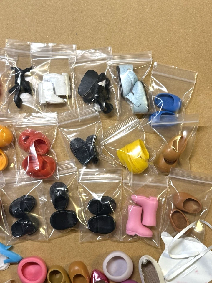 LOTE de muñecas, zapatos, ropa de colección estilo pastel corto fresa surtido Foto 4 de 4