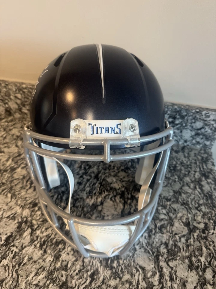 Titans Vince Young Autographed Helmet “2006 ROY” Foto 2 de 4