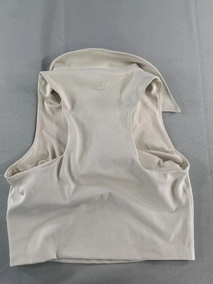 Camiseta sin mangas Beyond Yoga para mujer pequeña cuello crema cuello en V acanalado recortada hecha en EE. UU. HK4282 Foto 2 de 4