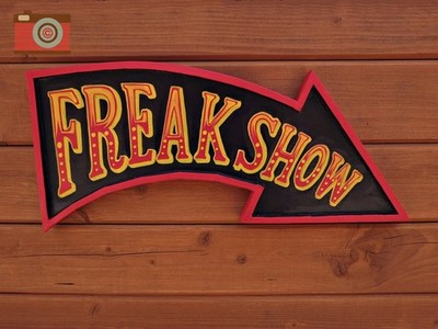 ''FREAKSHOW'' HANDGEFERTIGTES SCHILD. Vintage Zirkus, Jahrmarktstil. Bemalt & geschnitzt S