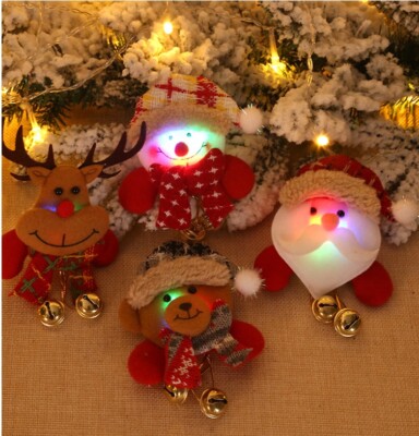 XMAS hängende Glocke leuchtende Brosche Anstecker Weihnachtsmann, Schneemann, Elch, Bär