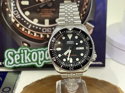 Seiko schwarze Herrenuhr - SKX007 Classic Automatic Diver neue Lünette montiert 7S26