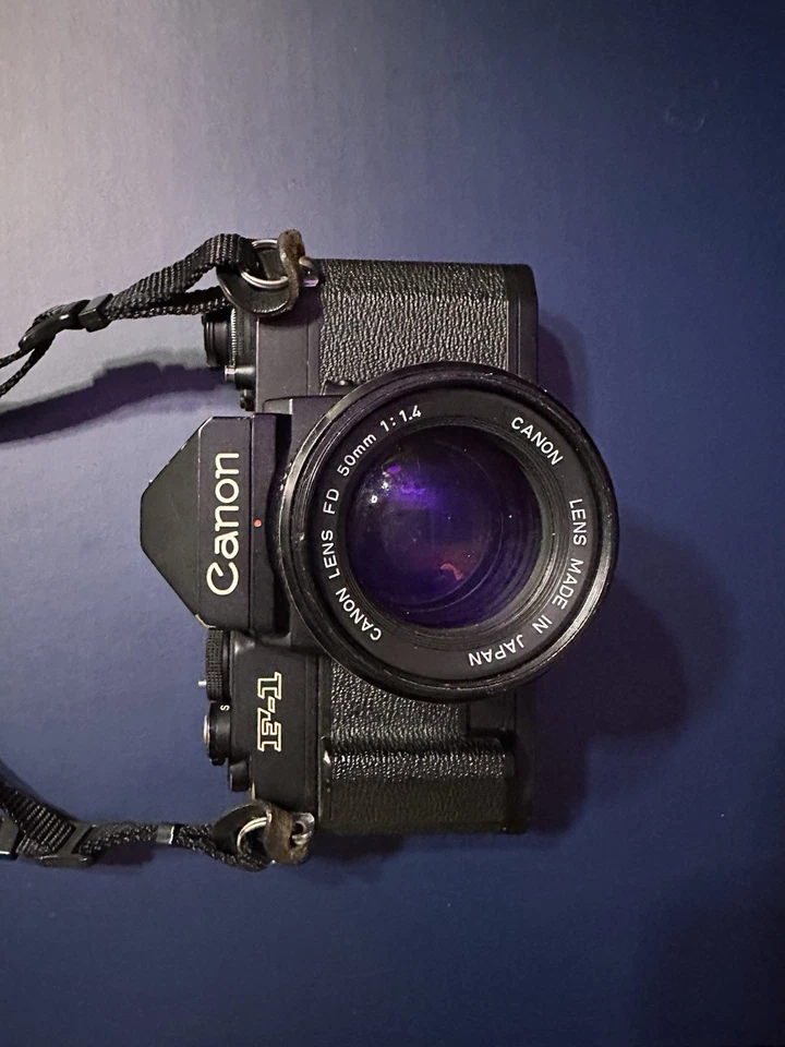 Cámara Canon F1 con lente de 50 mm 1,4 Marina de los Estados Unidos correa para think tank y tapa de lente Foto 4 de 4