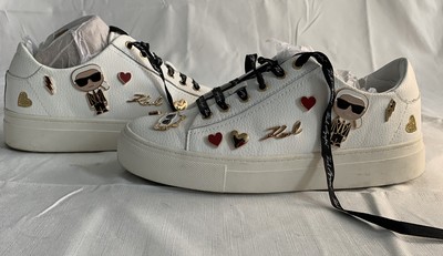 cate pin logo sneaker