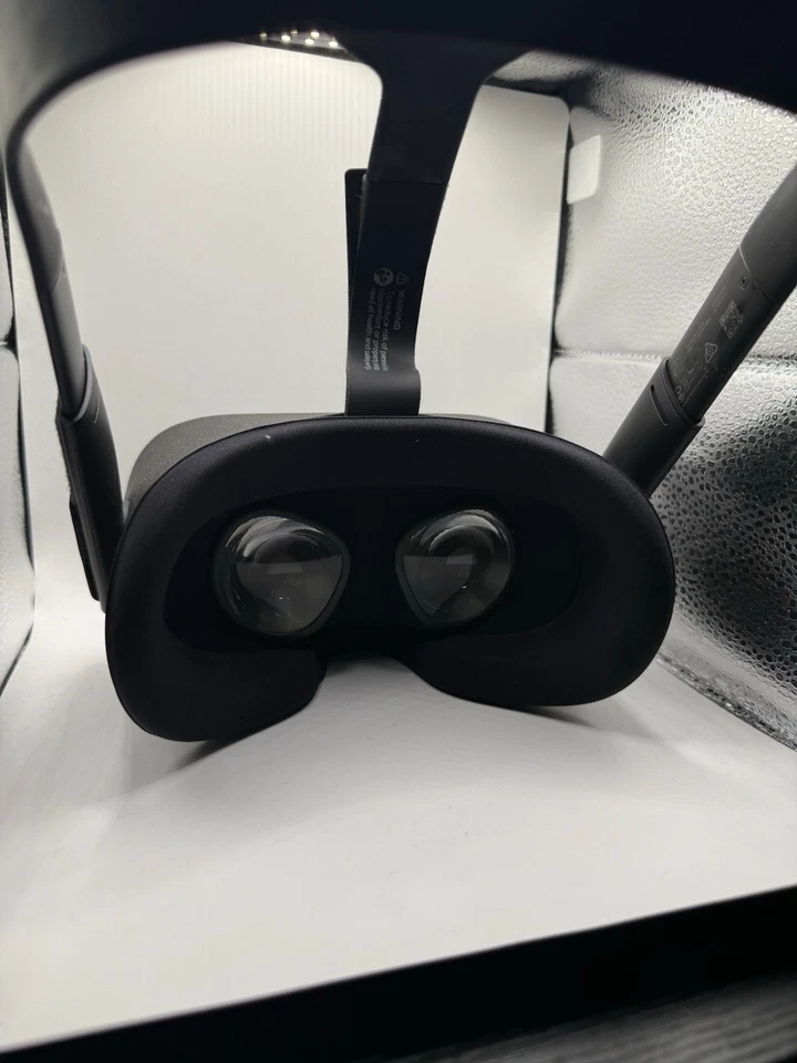 Oculus Quest 1 64gb - Headset W/ Controllers - Image 2 of 2