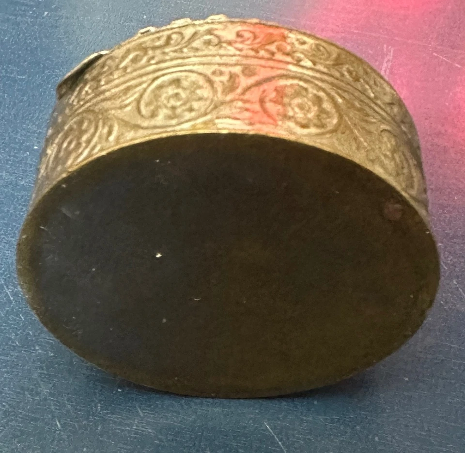 Antigua/Vintage Amber Gem Latón Repujado Bisagras Baratija, Pastillero 1 9/16" por 1" Foto 4 de 4