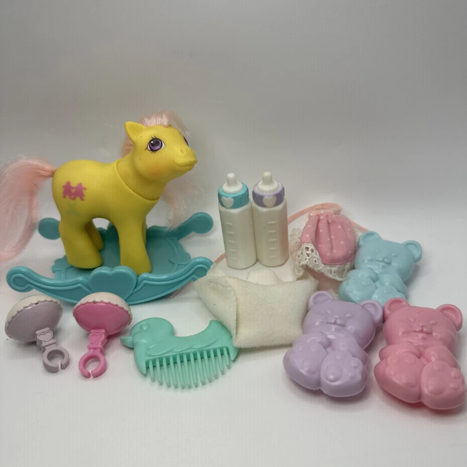 Lote De Colección My Little Pony G1 Baby Snippy Peek A Boo Amarillo con Biberones de Sonajero Foto 2 de 4