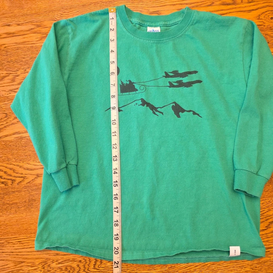 Camiseta AWACS Niños Verde Manga Larga Santa Trineo Montañas 962nd JBER Foto 3 de 4
