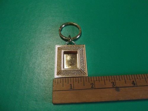 Einzigartiger Sammler-Schlüsselanhänger 1,75" Metall mit diamantähnlichem Strass-Rahmen