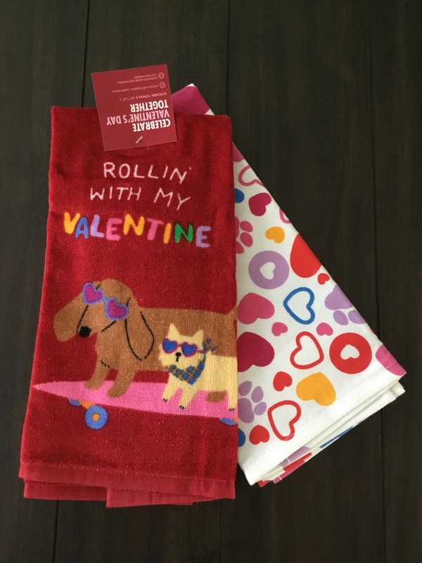 OEKO-TEX Rollin with My Valentine 2-piece Dogs & Hearts Hand Towel Set 16.5"x26"