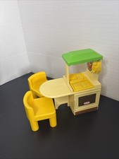 Little Tikes Dollhouse Kitchen Island Stove Oven with 2 Yellow Chairs