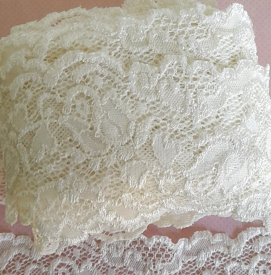 Dentelle ivoire légèrement élastique et brillante au mètre de 7 cm de largeur. - Photo 4/4