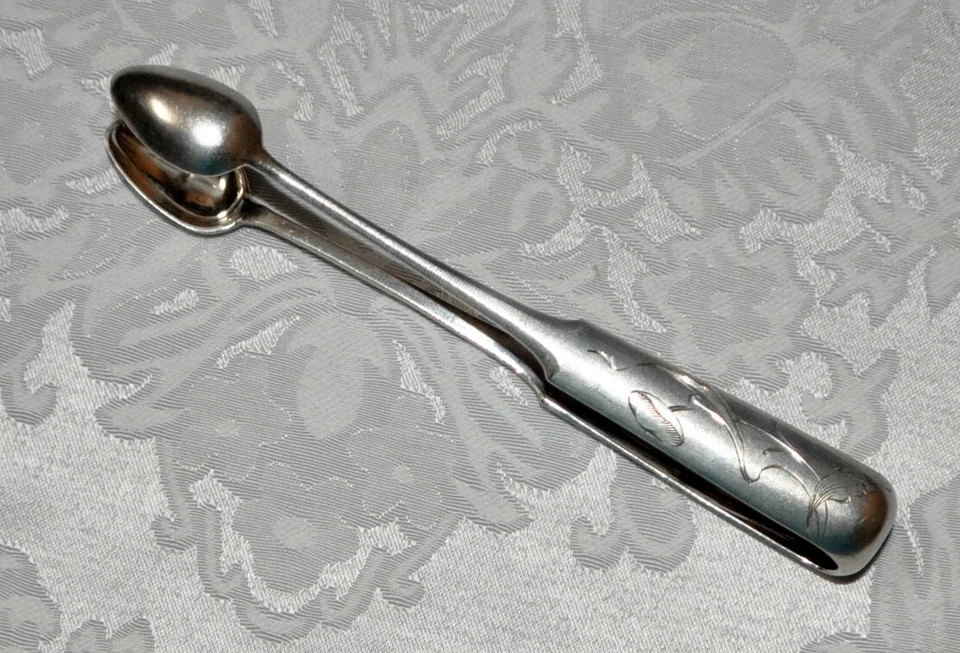 Pinças de açúcar russas antigas de prata 84 com decoração gravada - Imagem 2 de 4
