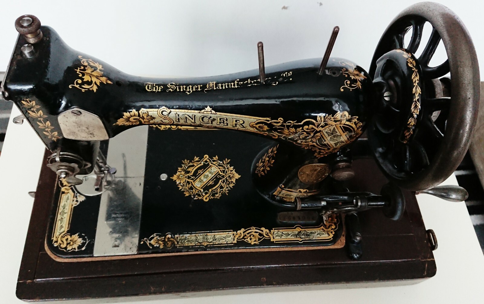 Stunning Antique Hand Crank Singer Sewing Machine With Case eBay