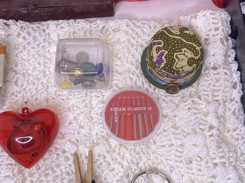 Kit de recuerdo de nociones de cesta de costura de mimbre vintage abuela elegante floral azul grande - Imagen 17 de 24