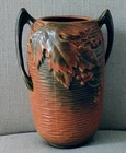 VINTAGE ROSEVILLE POTTERY BUSHBERRY VASE  #31-7