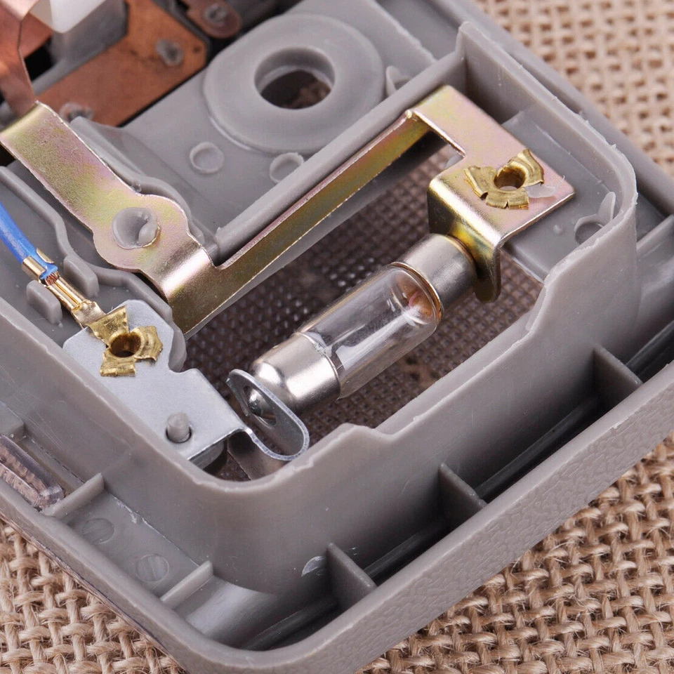 For Mitsubishi Pajero Shogun Montero V31 Dome Light Interior Reading Lamp Assy - Image 4 of 4