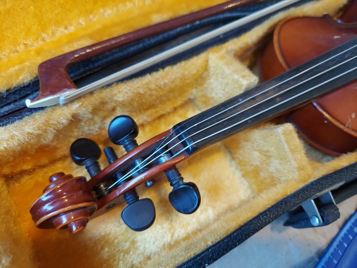 Suzuki 220 size 1/10 violin, Japan 1987, with case & bow Suzuki 220 size 1/10 violin, Japan 1987, with case & bow