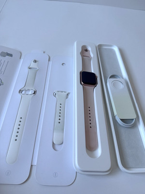 Apple Watch Series 4 40mm GPS Rose Gold Aluminum With Charger + Extra Band + Box