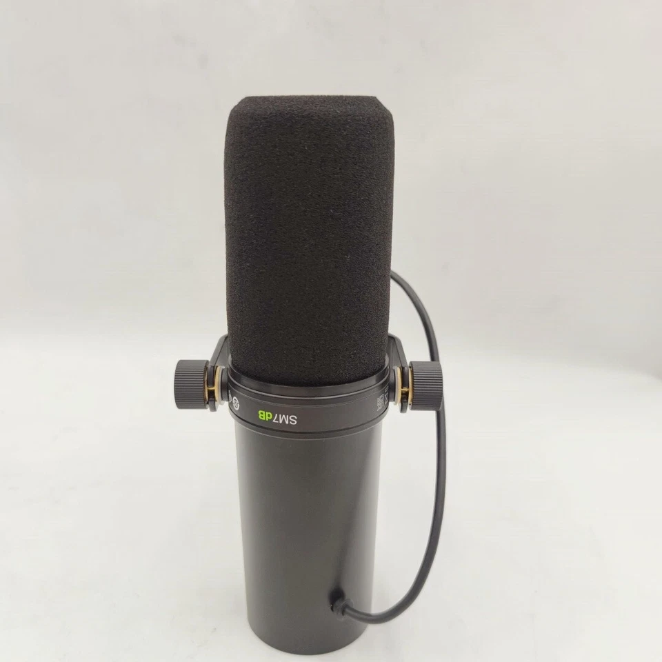 SM7DB Active Dynamic Cardioid Vocal Microphone with Built-in Preamp - Image 2 of 4