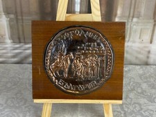 Russland Plakette nach antikem Vorbild Kupfer auf Holz K&ouml;nig vor Burg Relief