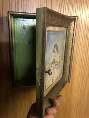 Verschlossener Schlüsselschrank mit antikem Gemälde aus dem Jahr 1900