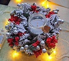 Centre de table Noël – bougie, baies rouges, guirlande lumineuse