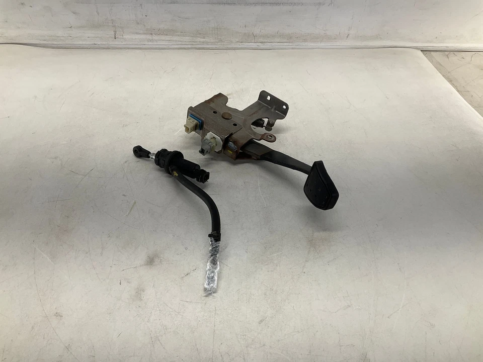 06-10 Pontiac Solstice Manual Transmission Clutch Pedal w/ Master Cylinder Foto 2 de 4