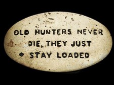 MH25148 VINTAGE 1970s OLD HUNTERS NEVER DIE THEY JUST... SOLID BRASS BUCKLE