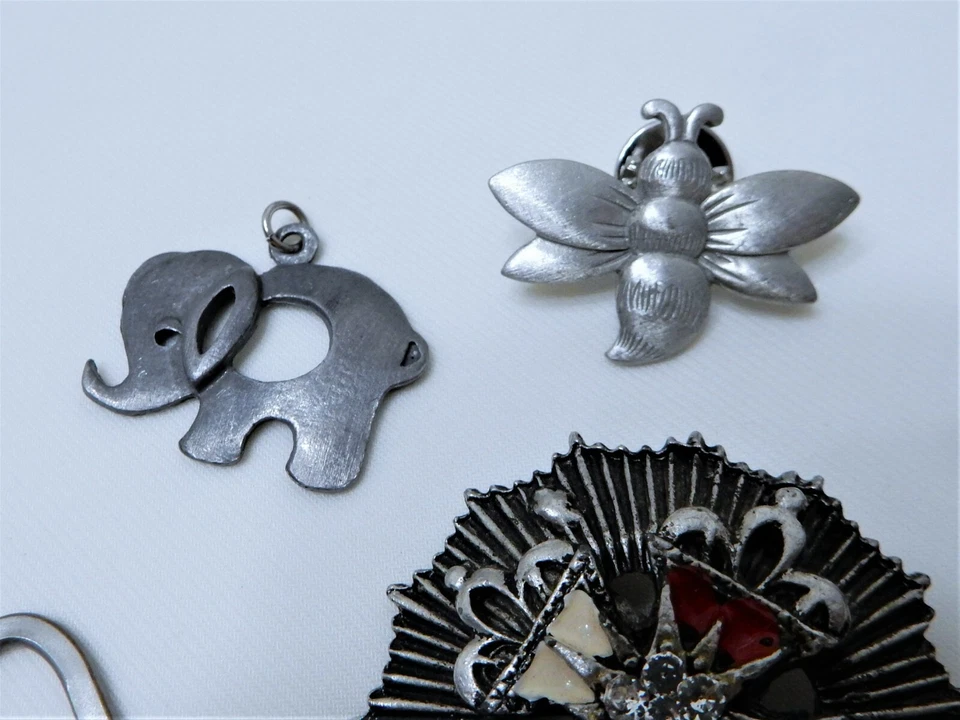 DE COLECCIÓN - LOTE DE 6 PIEZAS DE JOYERÍA DE DIAMANTES DE IMITACIÓN/ESMALTE/ESTAÑO/2 FIRMADOS Foto 3 de 4