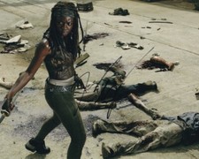 DANAI GURIRA signed Autogramm 20x25cm WALKING DEAD in Person autograph COA