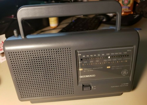 GE GENERAL ELECTRIC AM/FM PORTABLE RADIO MODEL 7-2662B AC-DC POWER ...