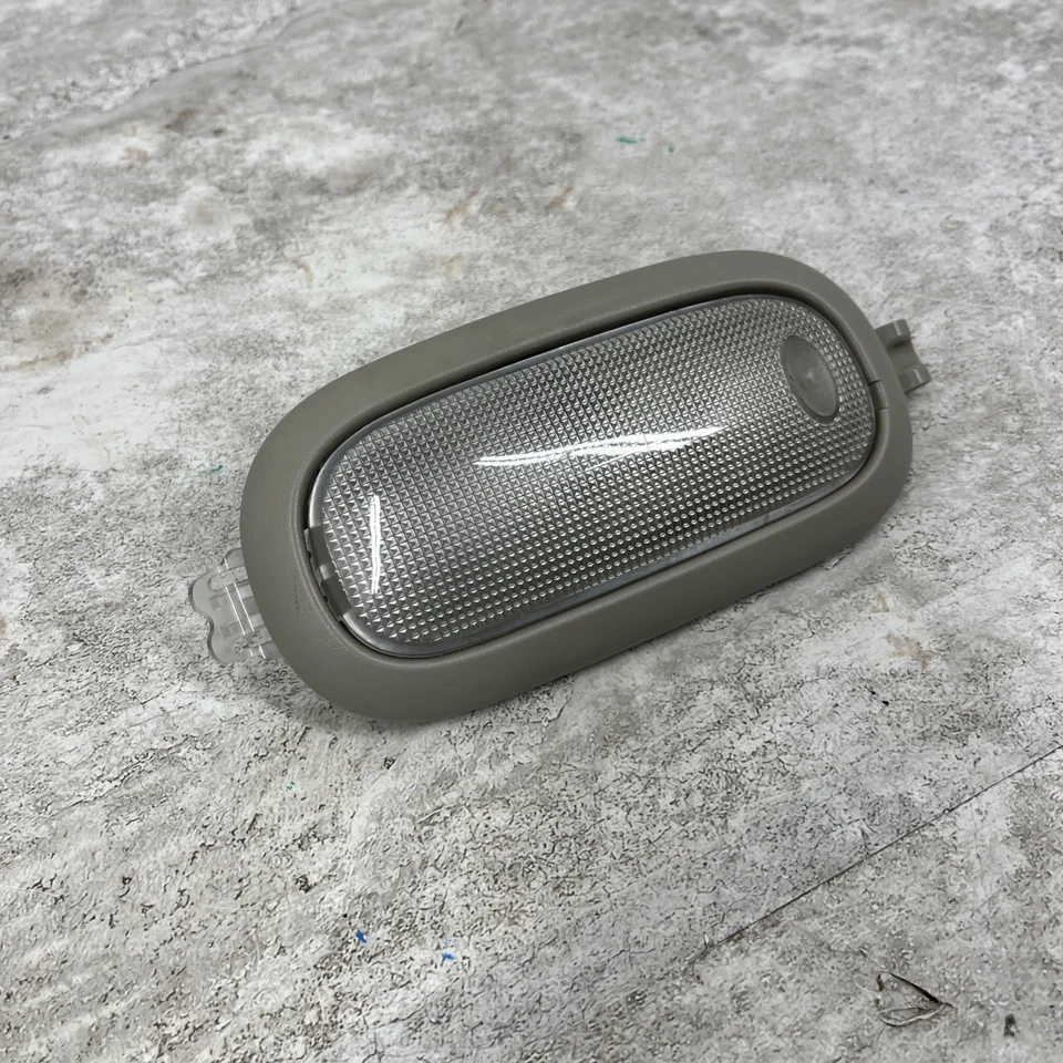 Luz de cúpula trasera superior gris Chrysler Jeep Dodge 2003-2024 5JG58BD1AD Foto 3 de 4