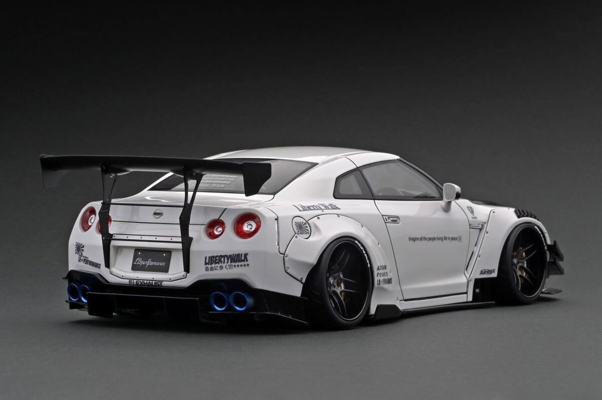 1:18 Nissan GT-R R35 LB-WORKS Type 2 -- White -- Ignition 1:18 Nissan GT-R R35 LB-WORKS Type 2 -- White -- Ignition
