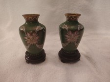 Coppia vasi cloisonne metà secolo smalto verde e bronzo rosa delicato floreale