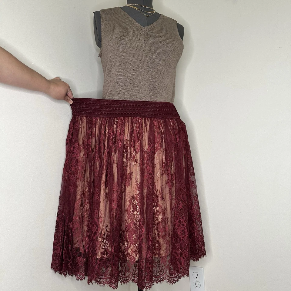 Saia Feminina Rue+ 24W 3XL 41" 23L Vermelha Midi Linha A Renda Flare Floral Elástico - Imagem 4 de 4