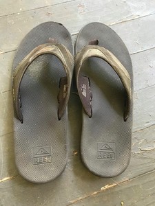 men's fanning thong sandals with bottle opener