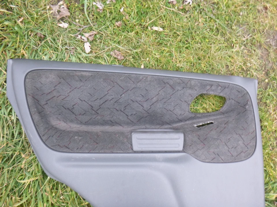 Chevrolet Tracker 2002 panel interior puerta moldura trasera izquierda Foto 2 de 4