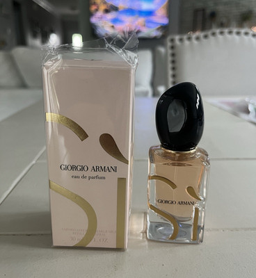 Giorgio Armani Si Eau de Parfum Spray 1 fl oz 30 ml Regular Size Fragrance