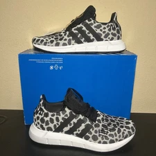 Adidas Womens Swift Run BD7962 Black Running Shoes Sneakers Size 7.5